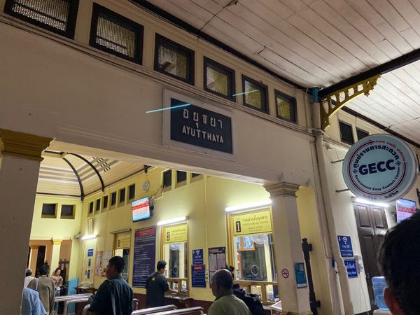 タイ・バンコク「じゅんぺーと男2人旅」の写真：早朝からアユタヤへ
トゥクトゥクで遺跡巡り