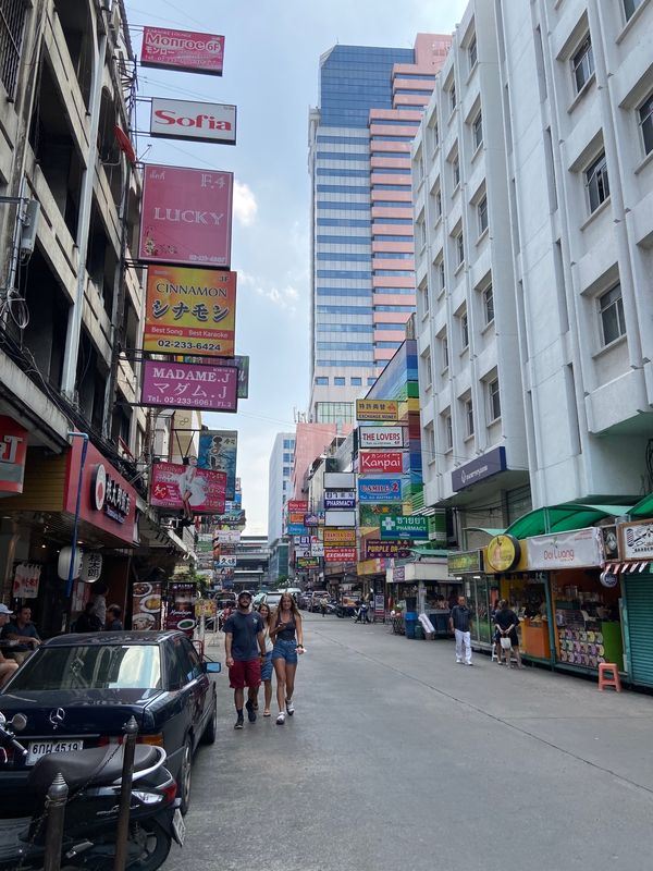 タイ・バンコク「じゅんぺーと男2人旅」の写真：夜の街パッポン通り