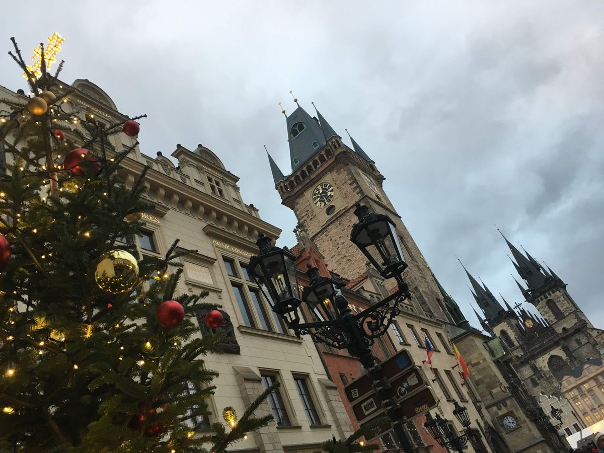 プラハ の革命広場から旧市街へ