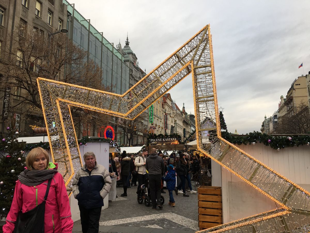 プラハ の革命広場から旧市街へ