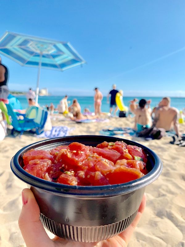 アメリカ(米国)・ハワイ「ハワイ🏄‍♀️summer vacation」の写真：take outしてビーチで食べるポキ丼...