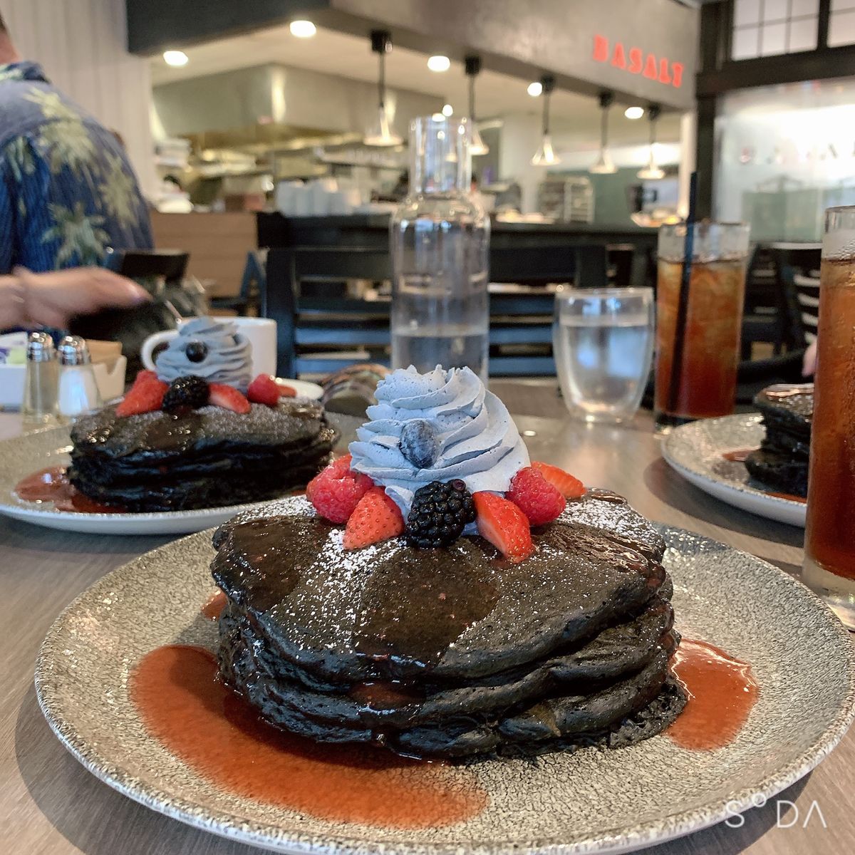 朝食に黒炭パンケーキ🥞
アメリカサイズなのを忘れて1人ひとつずつ頼んだらボ...