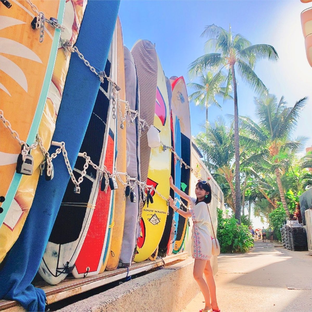 ワイキキビーチのすぐ近くの路地はボードロッカー🏄‍♀️
カラフルで素敵な小道🎨