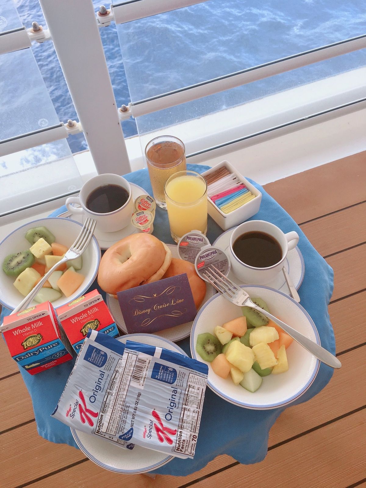 部屋のデッキでルームサービスbreakfastをいただきました🐠
潮風と朝...
