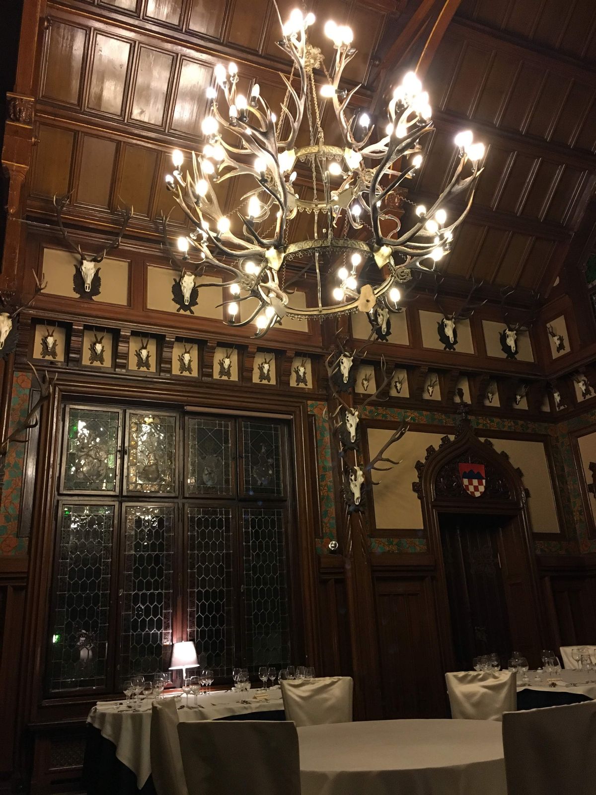 Katowiceから車で30〜40分移動して、湖の辺りにある狩猟宿(？)へ...