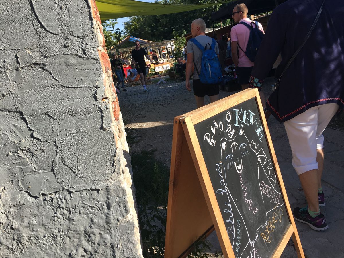 ワルシャワはPragaエリアの蚤の市へ。