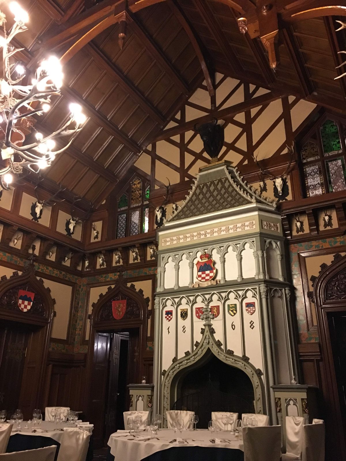 Katowiceから車で30〜40分移動して、湖の辺りにある狩猟宿(？)へ...