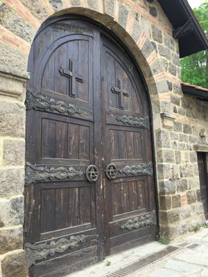 Kosovoの世界遺産、グラチャニツァ修道院は、市バスで40分ほど行った、...