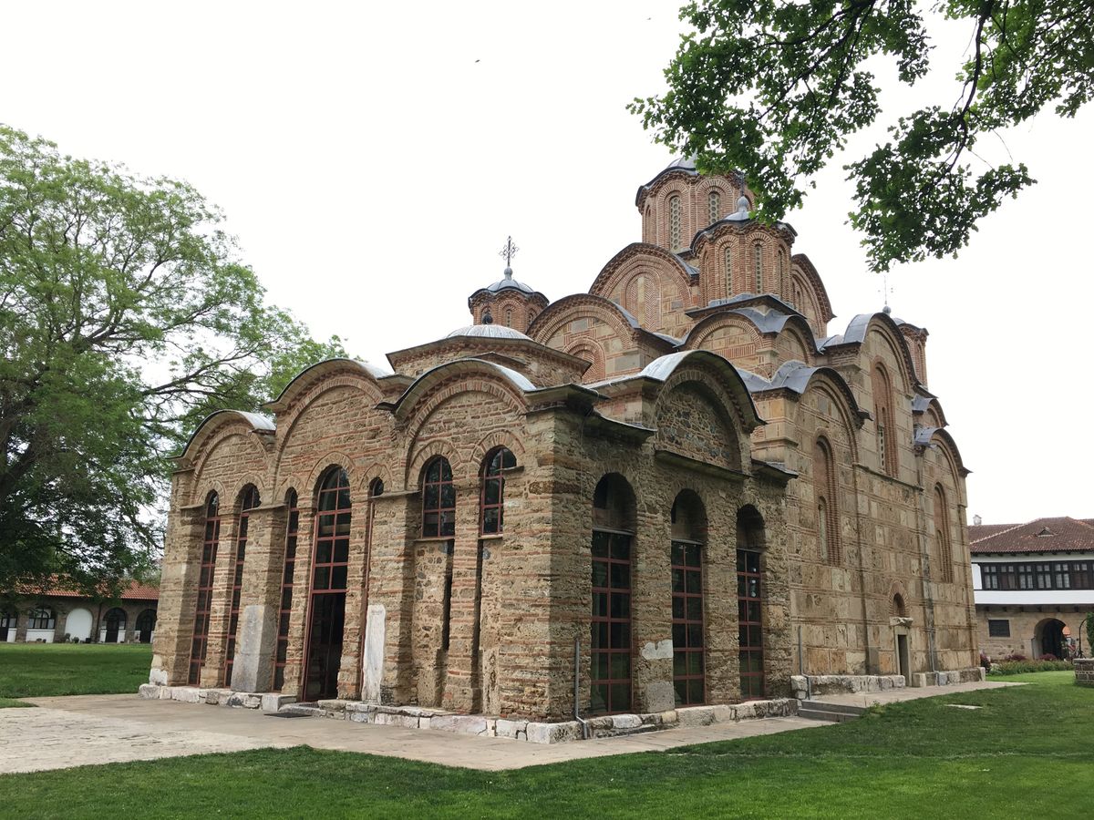 Kosovoの世界遺産、グラチャニツァ修道院は、市バスで40分ほど行った、...