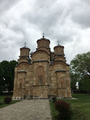Kosovoの世界遺産、グラチャニツァ修道院は、市バスで40分ほど行った、...