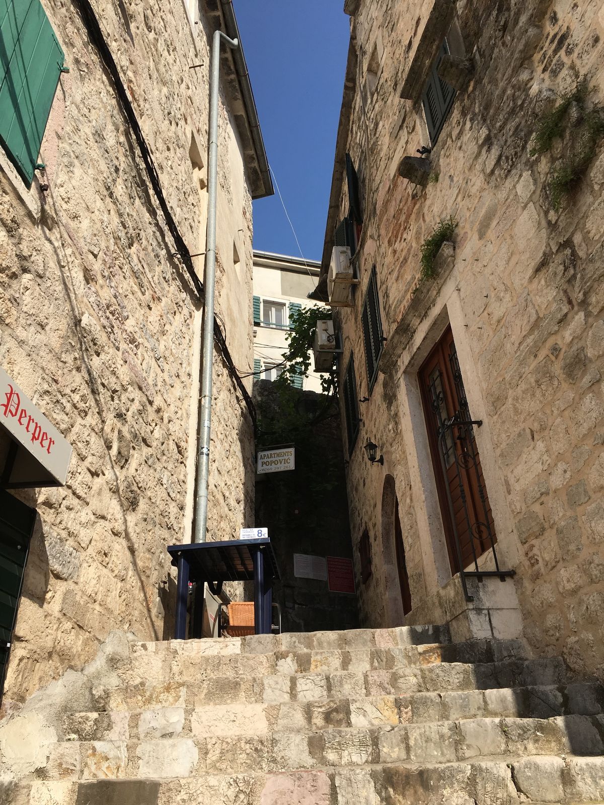 城壁の街、Kotor。圧巻。そしてリゾート地