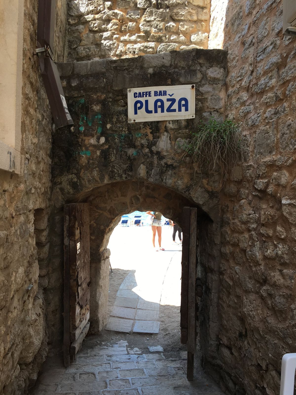 KotorからバスでBudvaという街へ。海水浴出来るホントのリゾート！