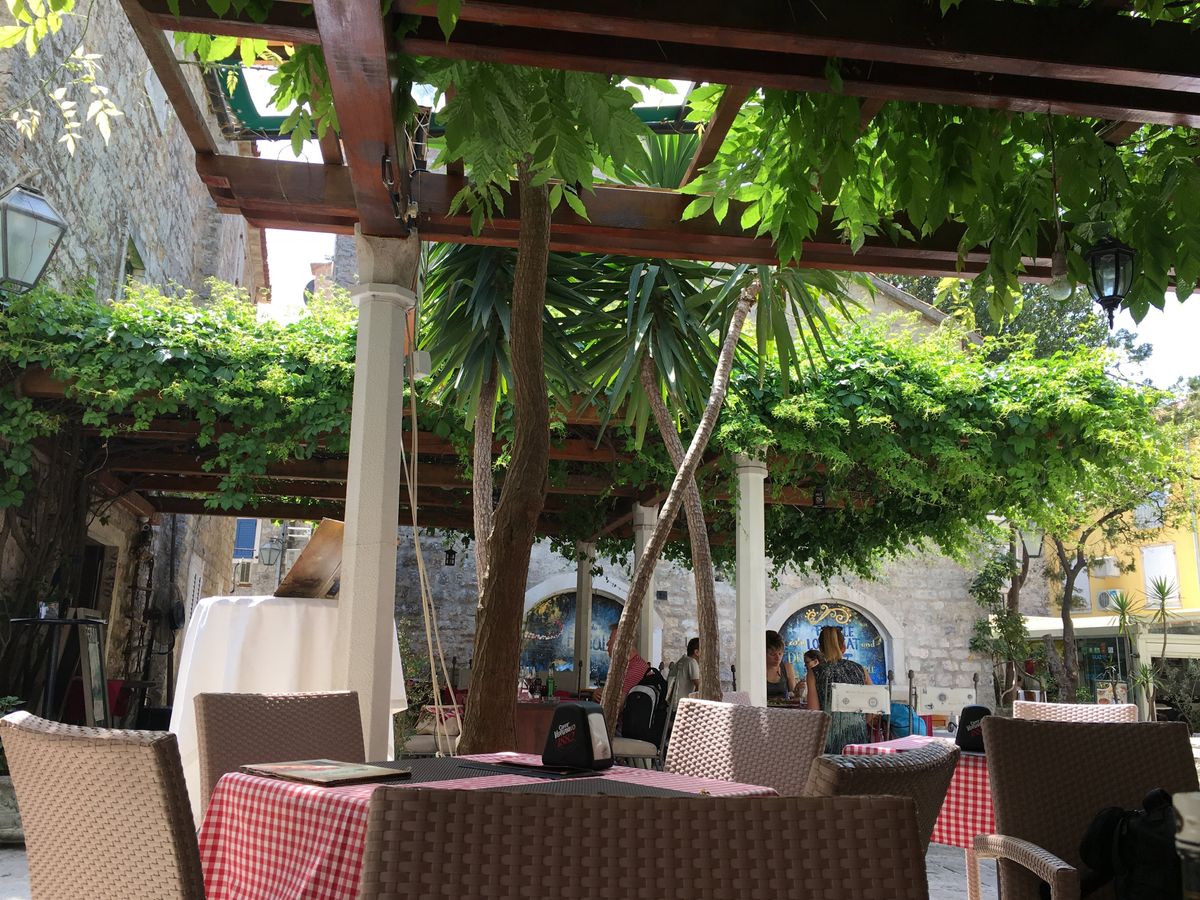 素敵なレストランでモンテネグロワインとイタリアン料理。美味しかったー。通貨...