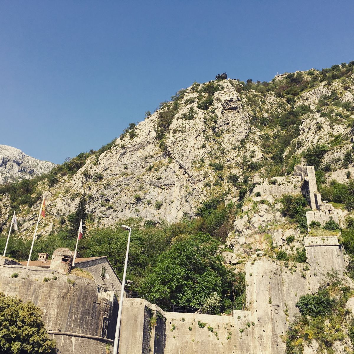 城壁の街、Kotor。圧巻。そしてリゾート地
