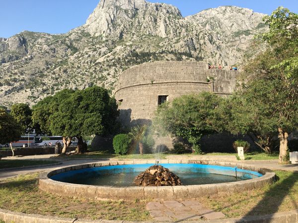 モンテネグロ・Kotor「ついでに行ってみたらかなり良かったモンテネグロ」の写真：城壁外は港