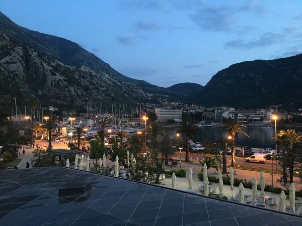 モンテネグロ・Kotor「ついでに行ってみたらかなり良かったモンテネグロ」の写真：夕闇の街もとっても美しかった。