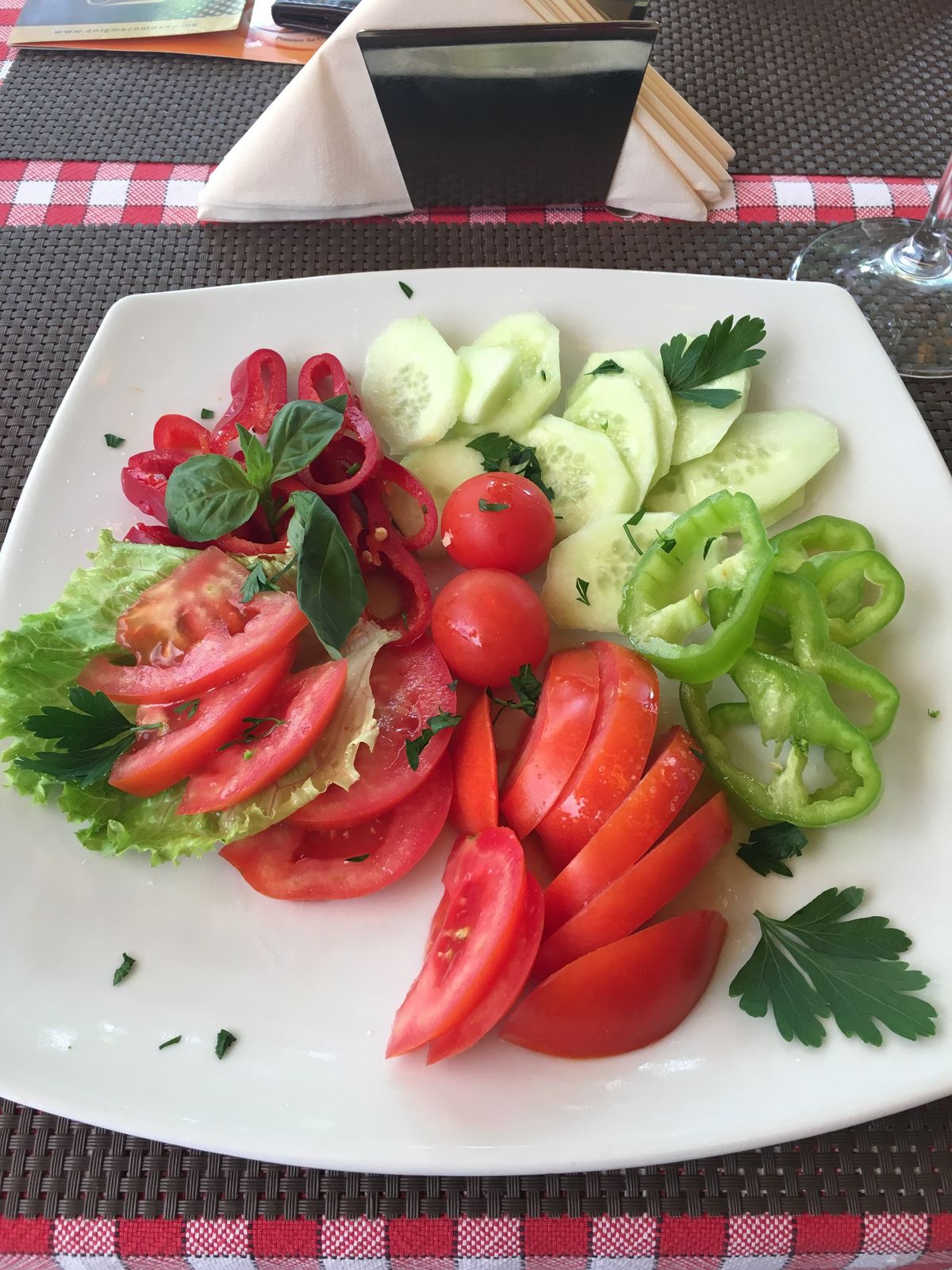 素敵なレストランでモンテネグロワインとイタリアン料理。美味しかったー。通貨...