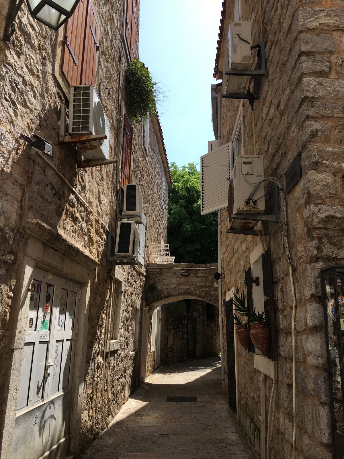 KotorからバスでBudvaという街へ。海水浴出来るホントのリゾート！