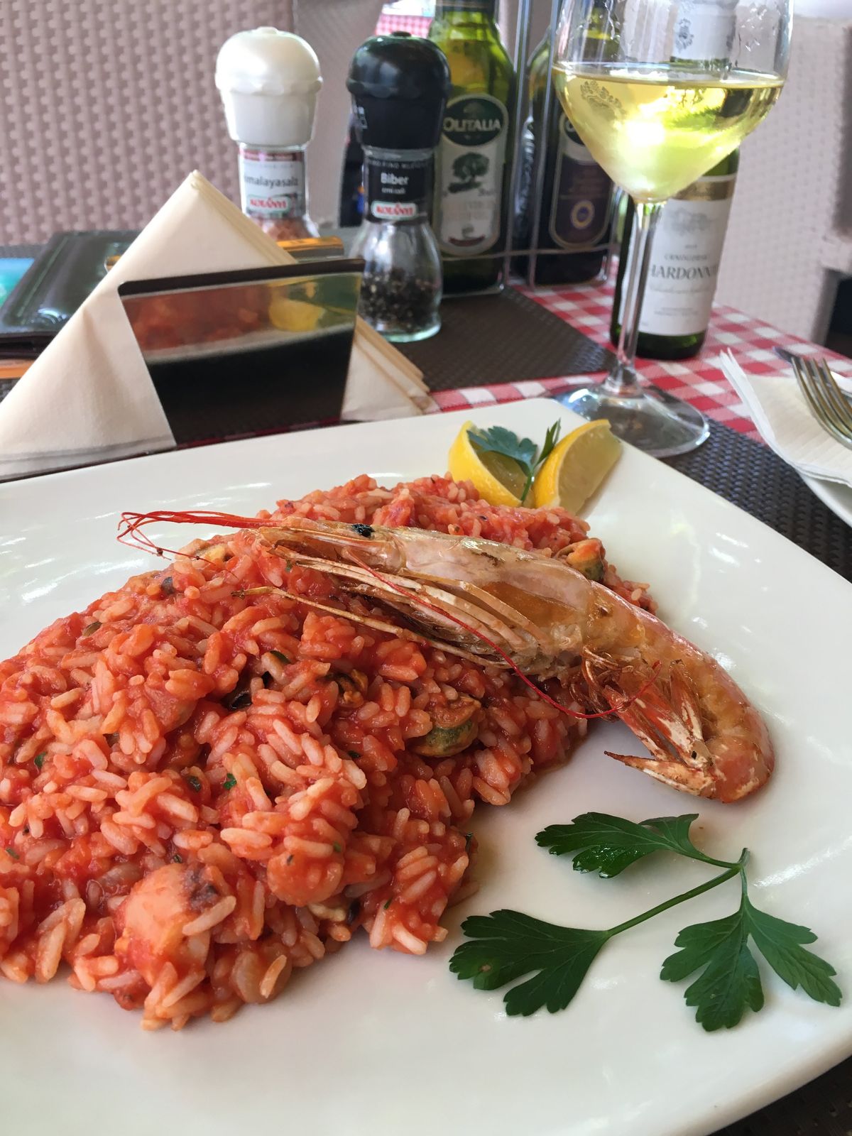 素敵なレストランでモンテネグロワインとイタリアン料理。美味しかったー。通貨...