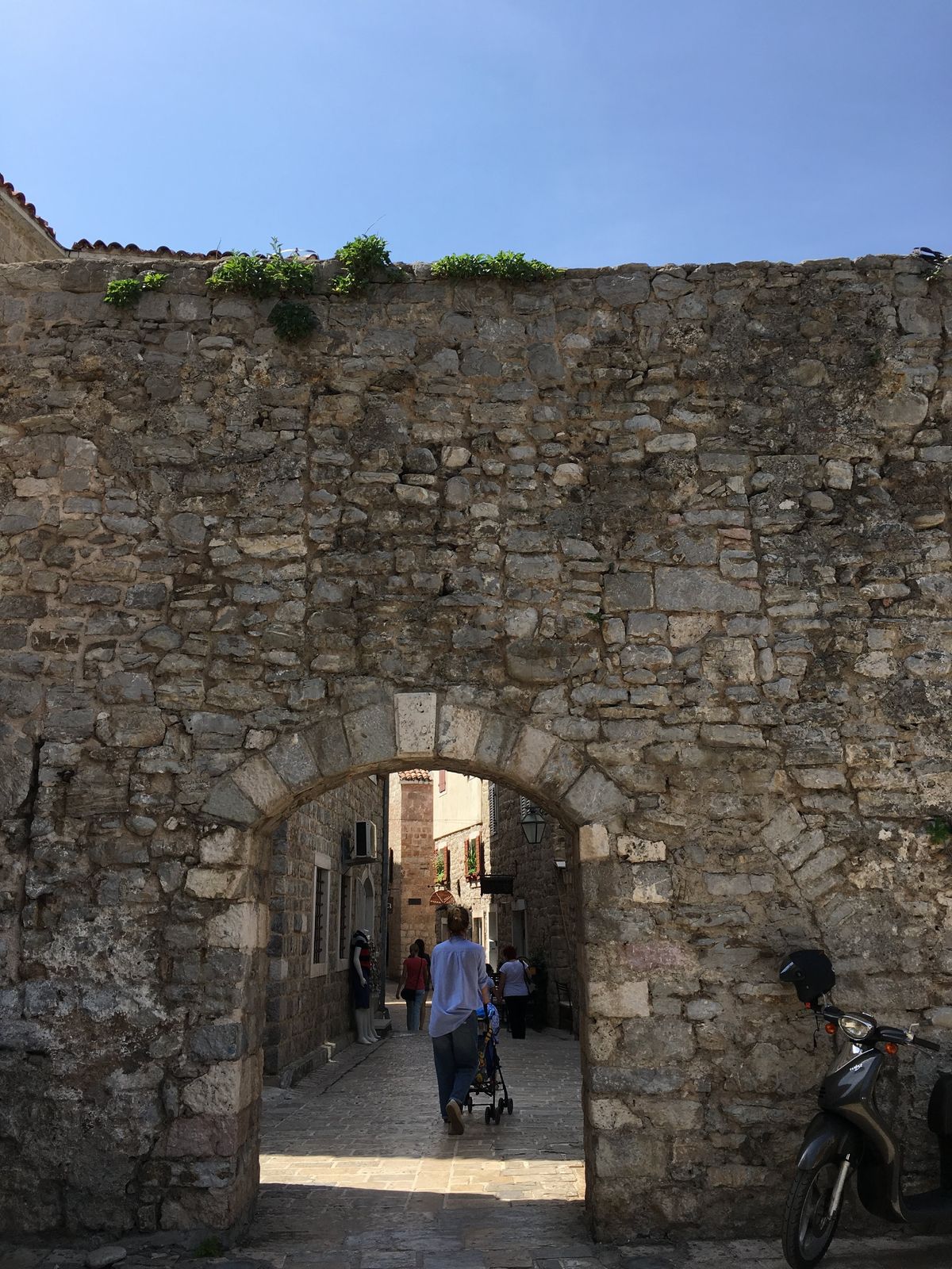 KotorからバスでBudvaという街へ。海水浴出来るホントのリゾート！