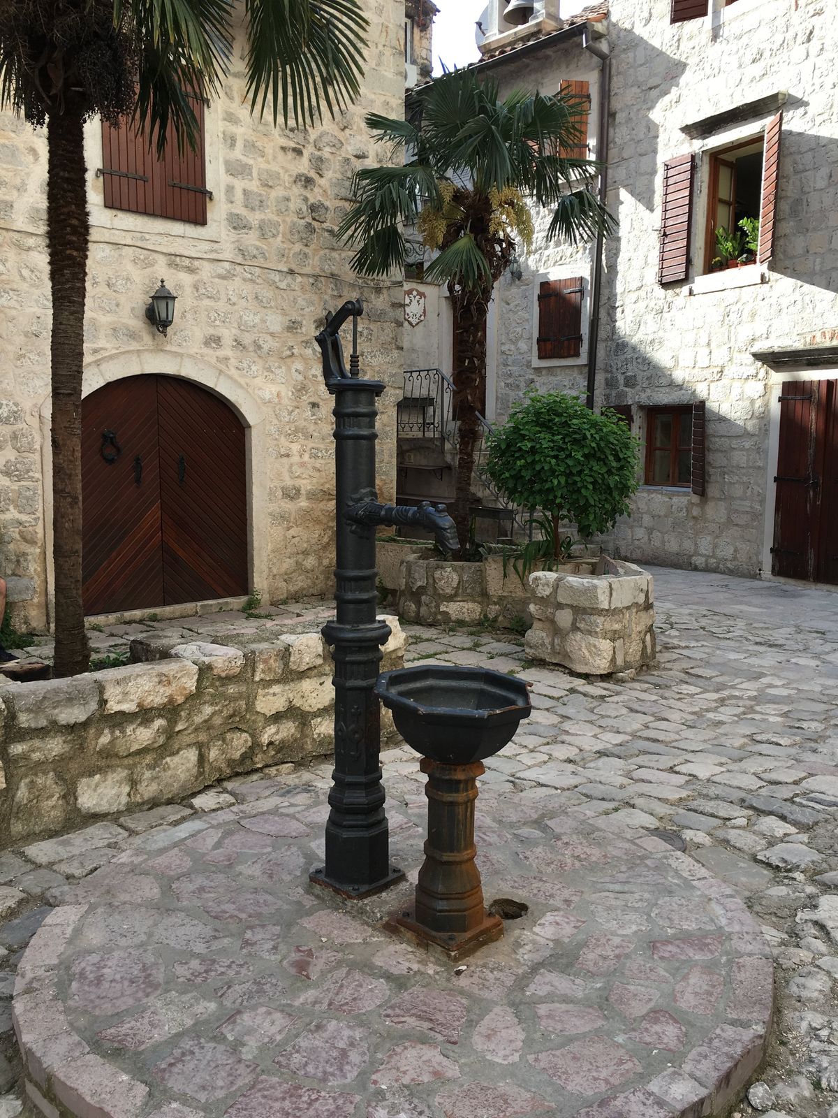 城壁の街、Kotor。圧巻。そしてリゾート地
