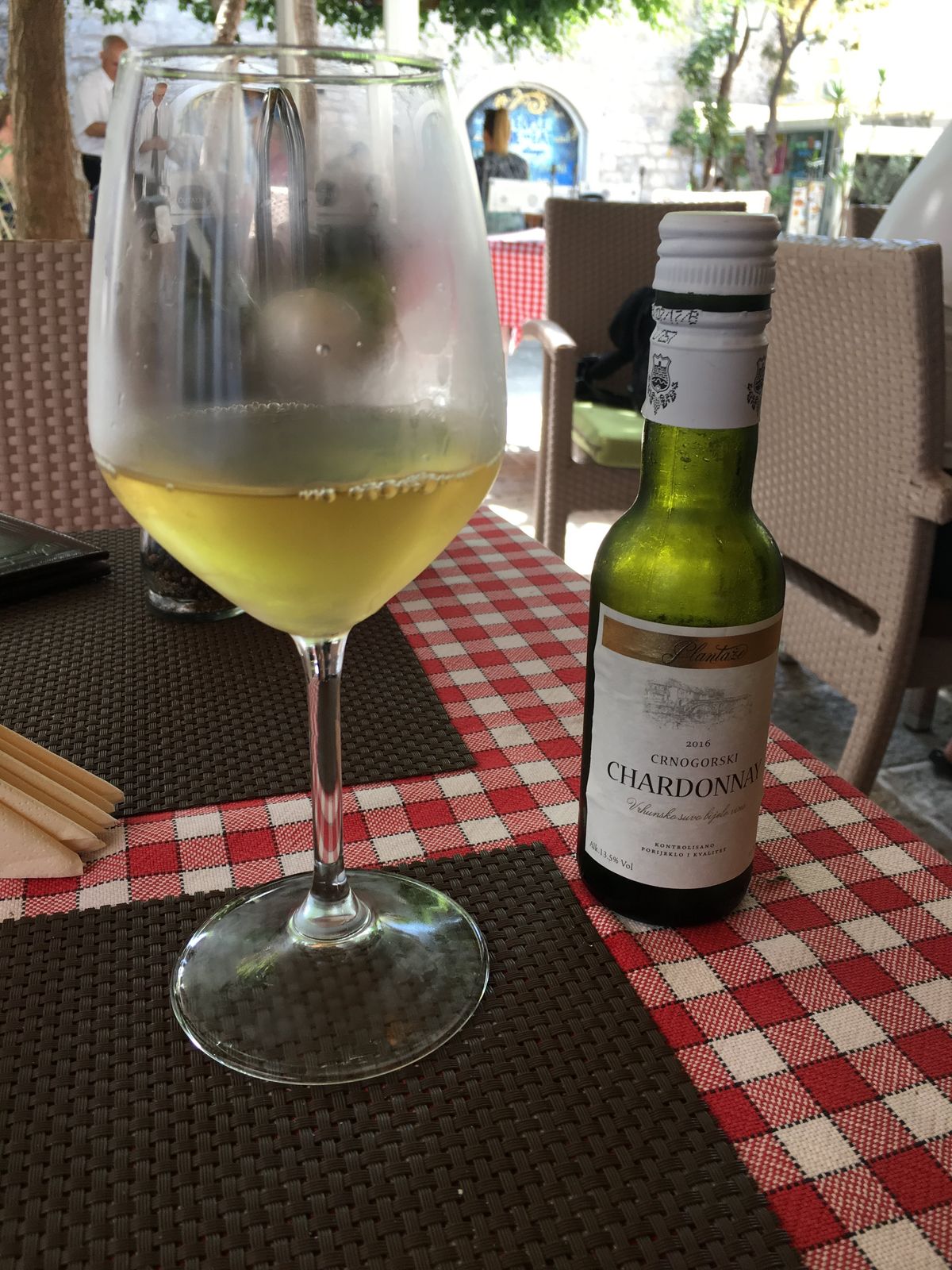 素敵なレストランでモンテネグロワインとイタリアン料理。美味しかったー。通貨...