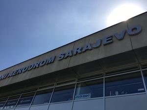 空港からサラエヴォ市内へ。銃弾の跡も生々しく残る。