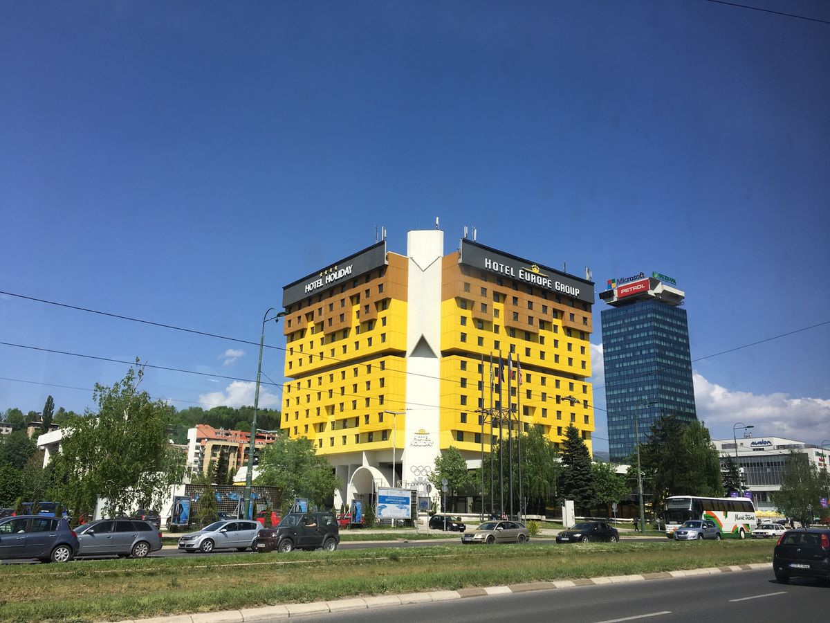 メインの通りは紛争時の舞台に。