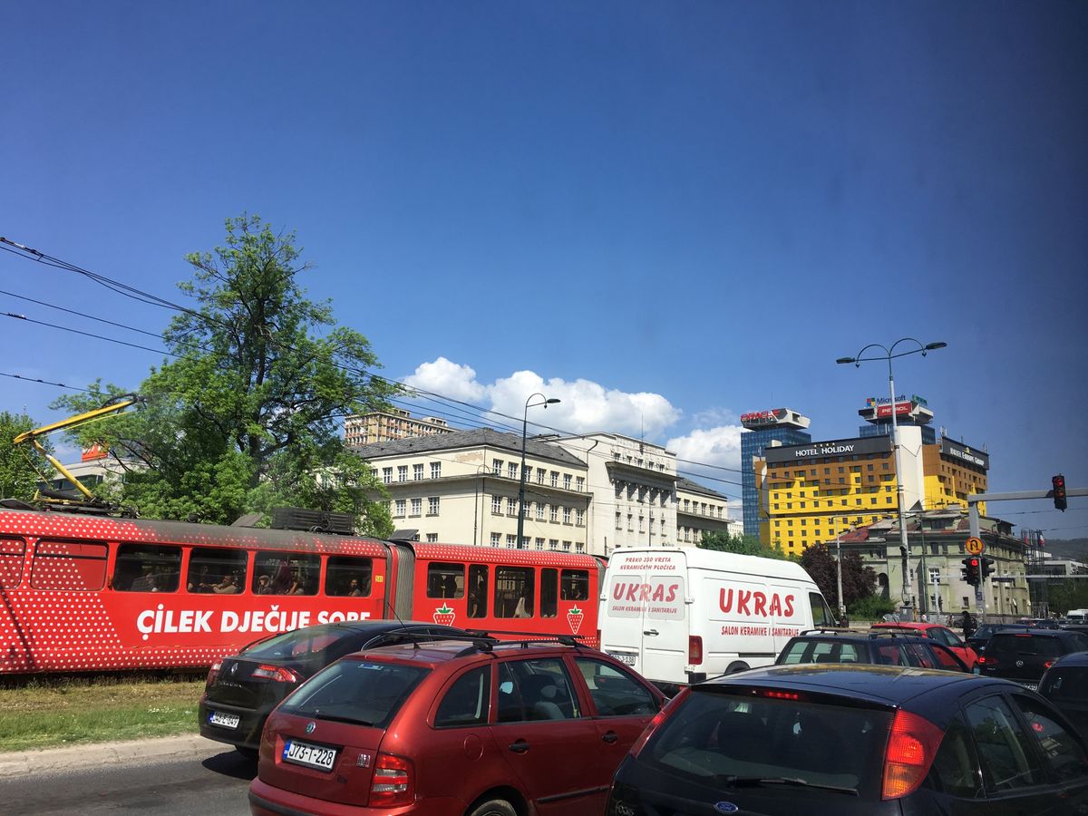 メインの通りは紛争時の舞台に。