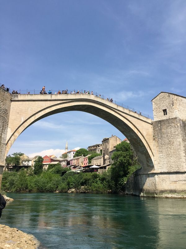 ボスニア・ヘルツェゴビナ・Sarajevo「念願叶ってボスニア・ヘルツェゴヴィナ」の写真：橋の上からなかなか飛び降りない。どうやら...