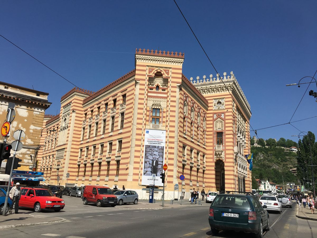 メインの通りは紛争時の舞台に。