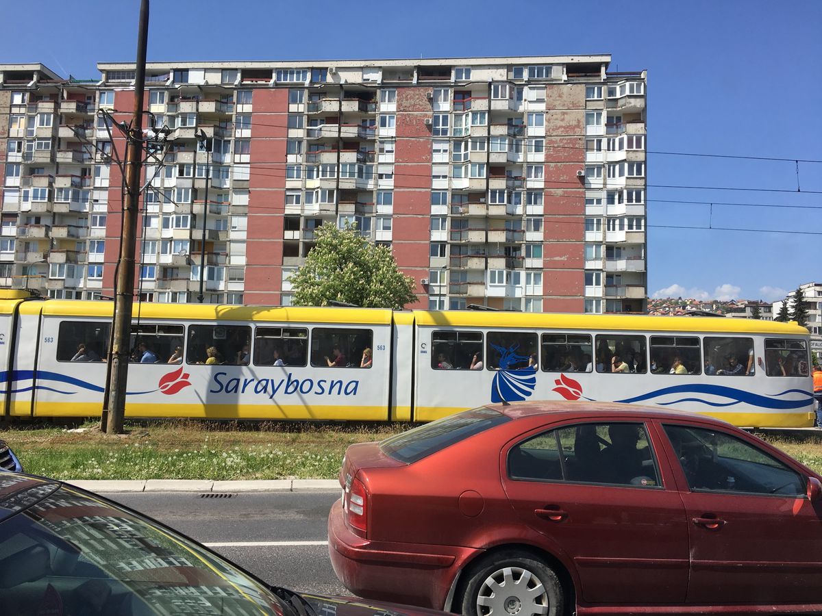 メインの通りは紛争時の舞台に。