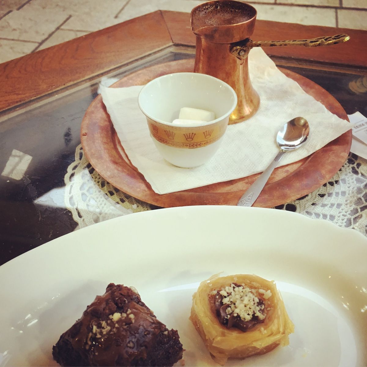 紛争跡とサラエヴォのbaklava。