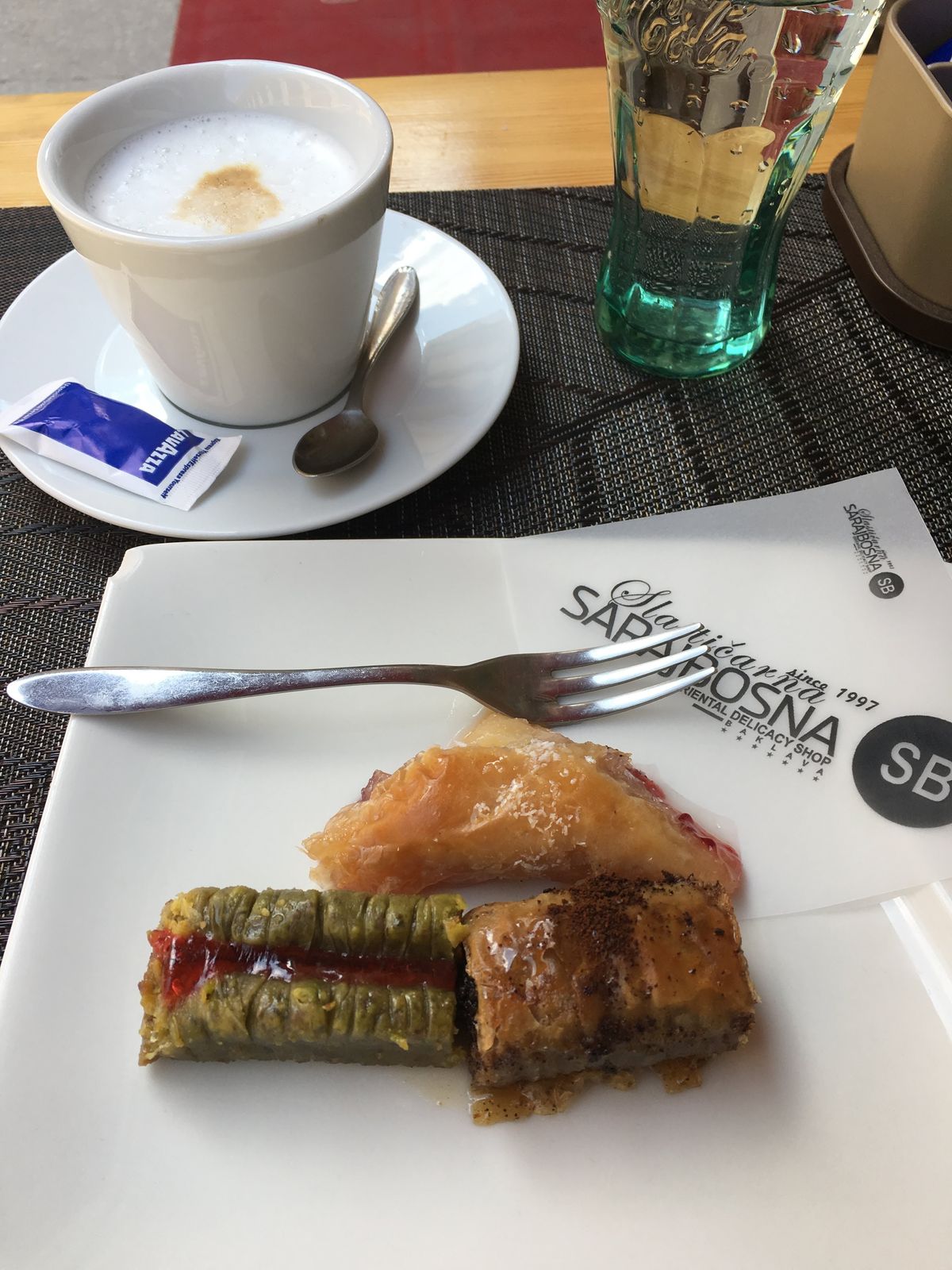 紛争跡とサラエヴォのbaklava。