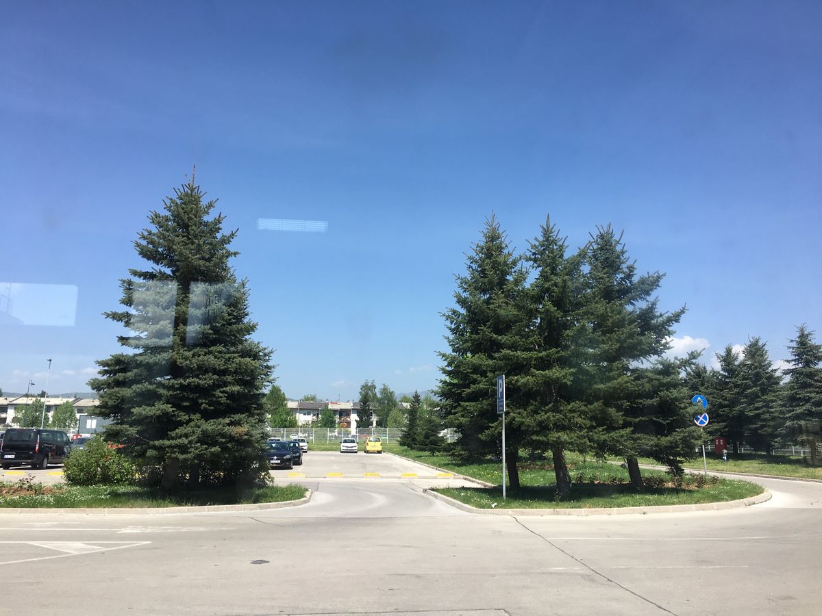 空港からサラエヴォ市内へ。銃弾の跡も生々しく残る。