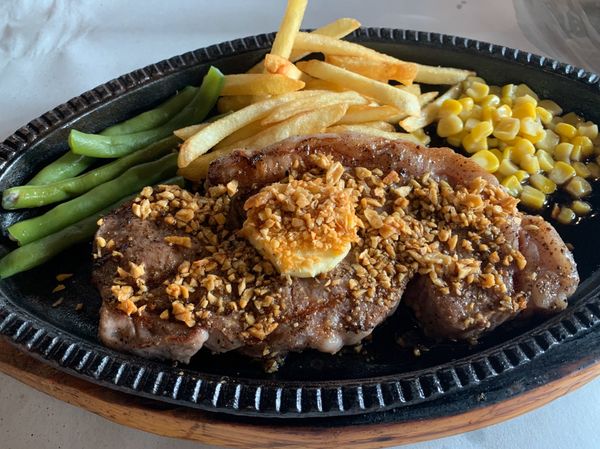 フィリピン・ナルスアン島「セブ島・ジンベイザメとシュノーケリング」の写真:フィリピンでステーキ🥩