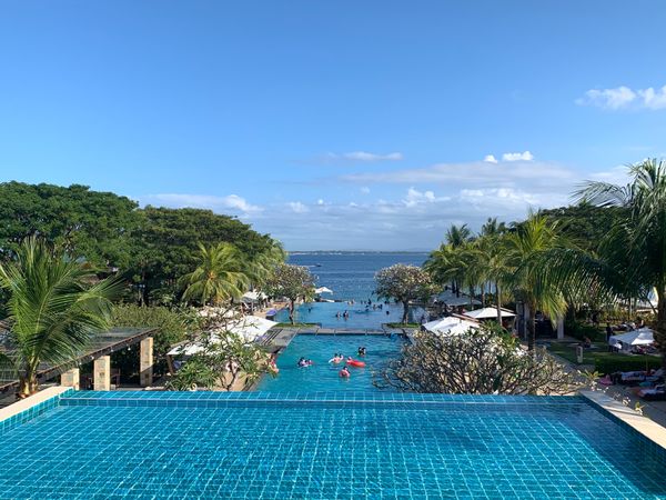 フィリピン・ナルスアン島「セブ島・ジンベイザメとシュノーケリング」の写真:ホテルのインフィニティプール!