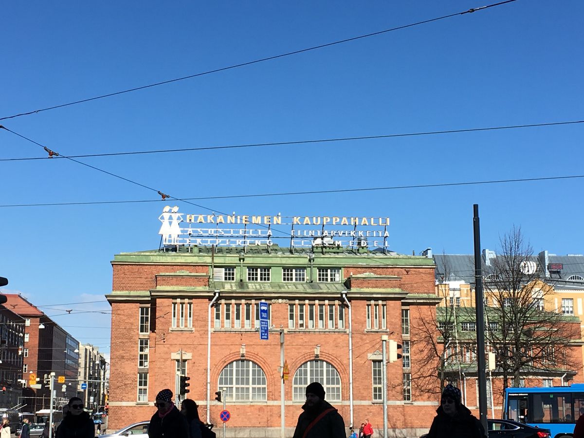 かもめ。そして有名な屋内市場、ハカニエミ。