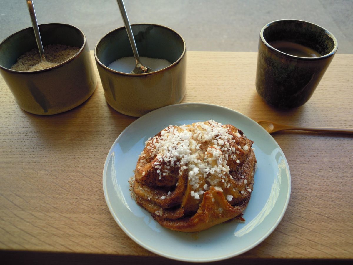 かもめ食堂が閉まっていたので、隣にオープンしていたかもめカフェで一息。店員...