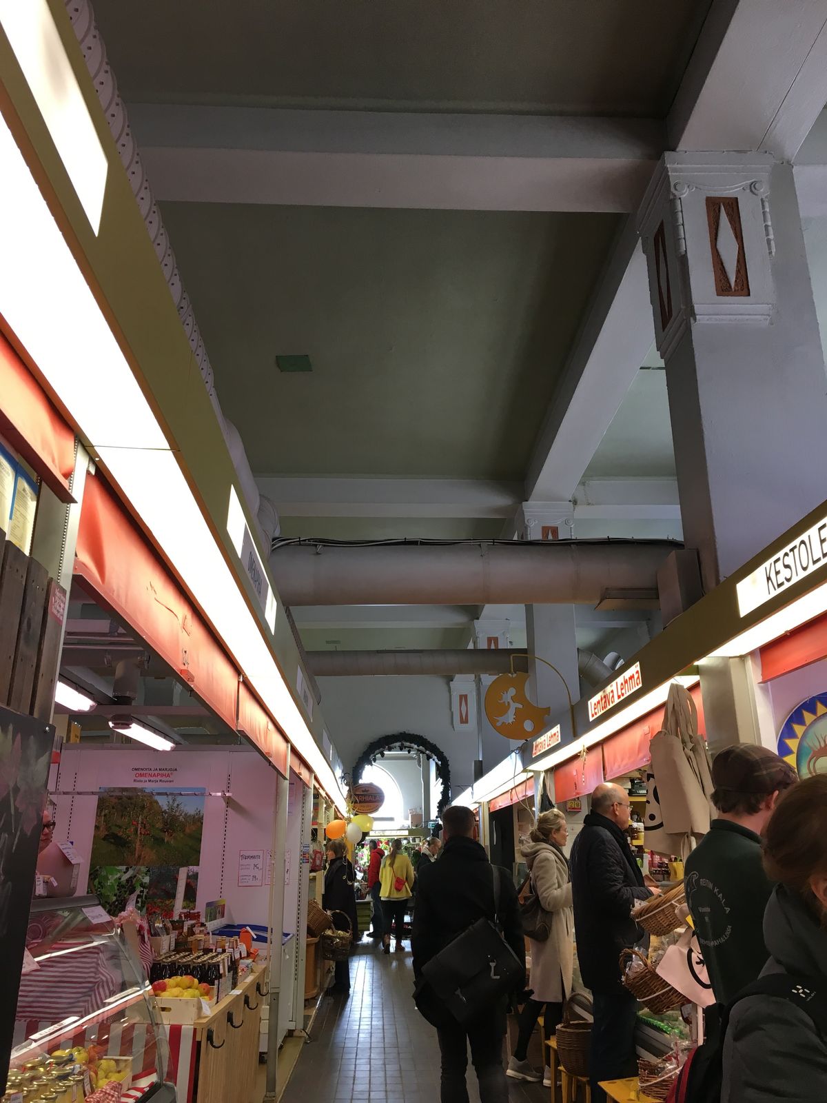 かもめ。そして有名な屋内市場、ハカニエミ。