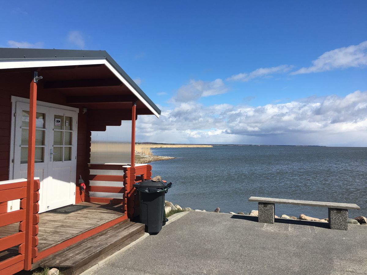 タリンからムナライド港までバスとタクシーを乗り継ぎ、小さなフェリーでキフヌ...