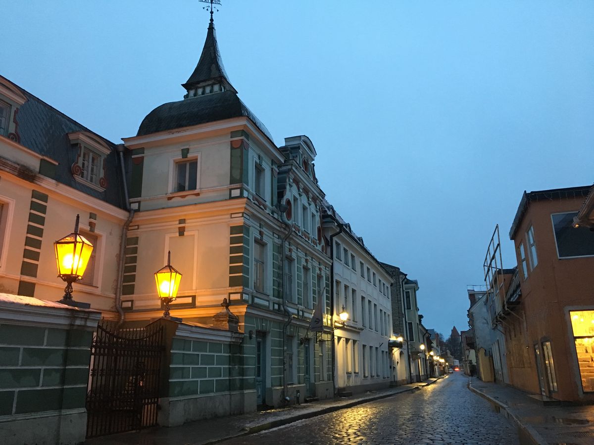 雨上がり、黄昏時(と言っても22時近い)美しい街並みでした。