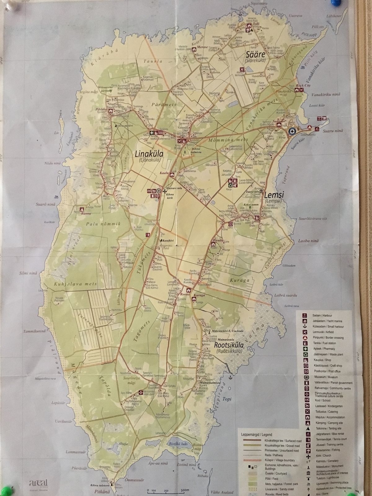 キフヌは人口500人あまりの小さな島です。島ではクルトという、ニットのスカ...