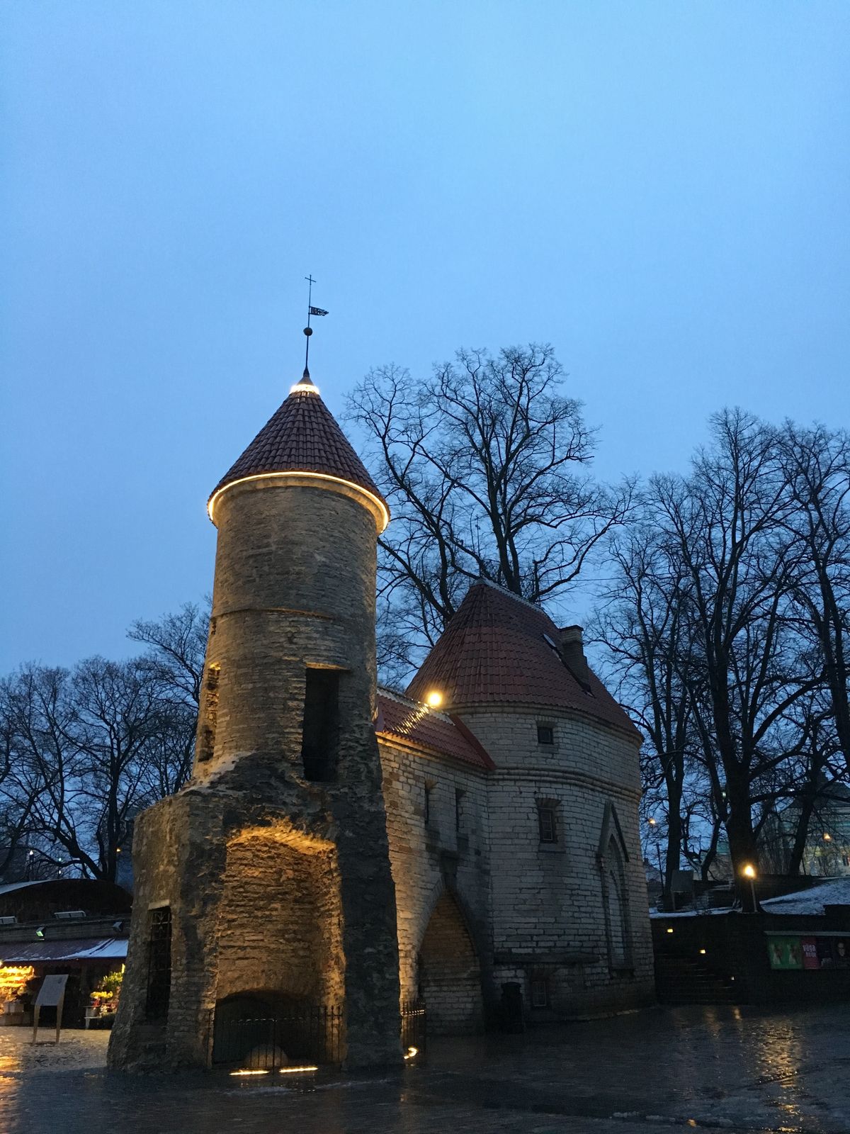 雨上がり、黄昏時(と言っても22時近い)美しい街並みでした。