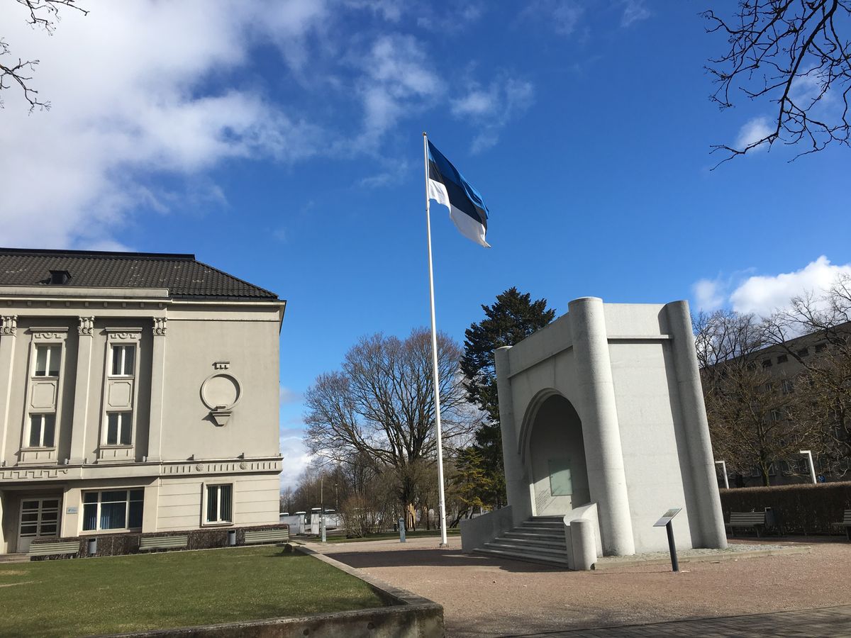 タリンからムナライド港までバスとタクシーを乗り継ぎ、小さなフェリーでキフヌ...