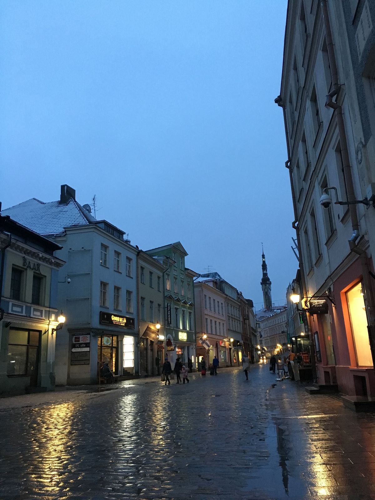 雨上がり、黄昏時(と言っても22時近い)美しい街並みでした。