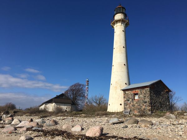 エストニア・Talinn「バルト三国、船でエストニアへ」の写真：島の南端に灯台があります。店はほとんどあ...
