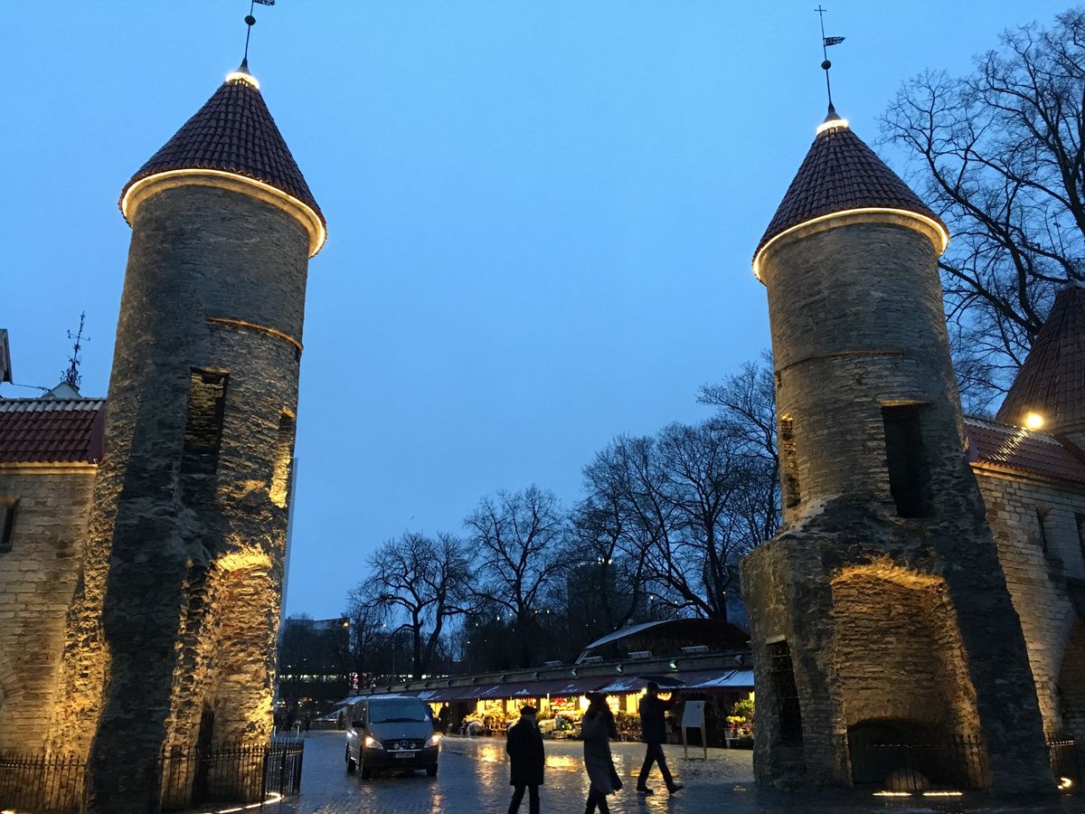 雨上がり、黄昏時(と言っても22時近い)美しい街並みでした。