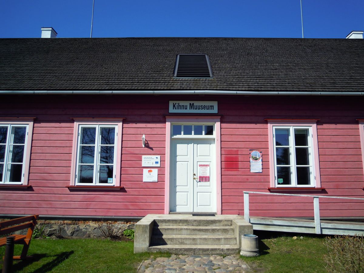 自転車を借りてサイクリング。キフヌ博物館にはクルトの展示や、民芸品の購入が...