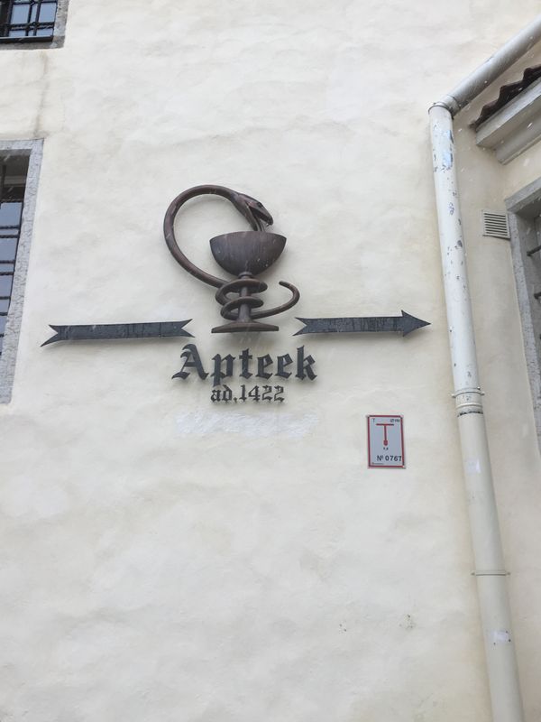 エストニア・Talinn「バルト三国、船でエストニアへ」の写真：有名な薬局。